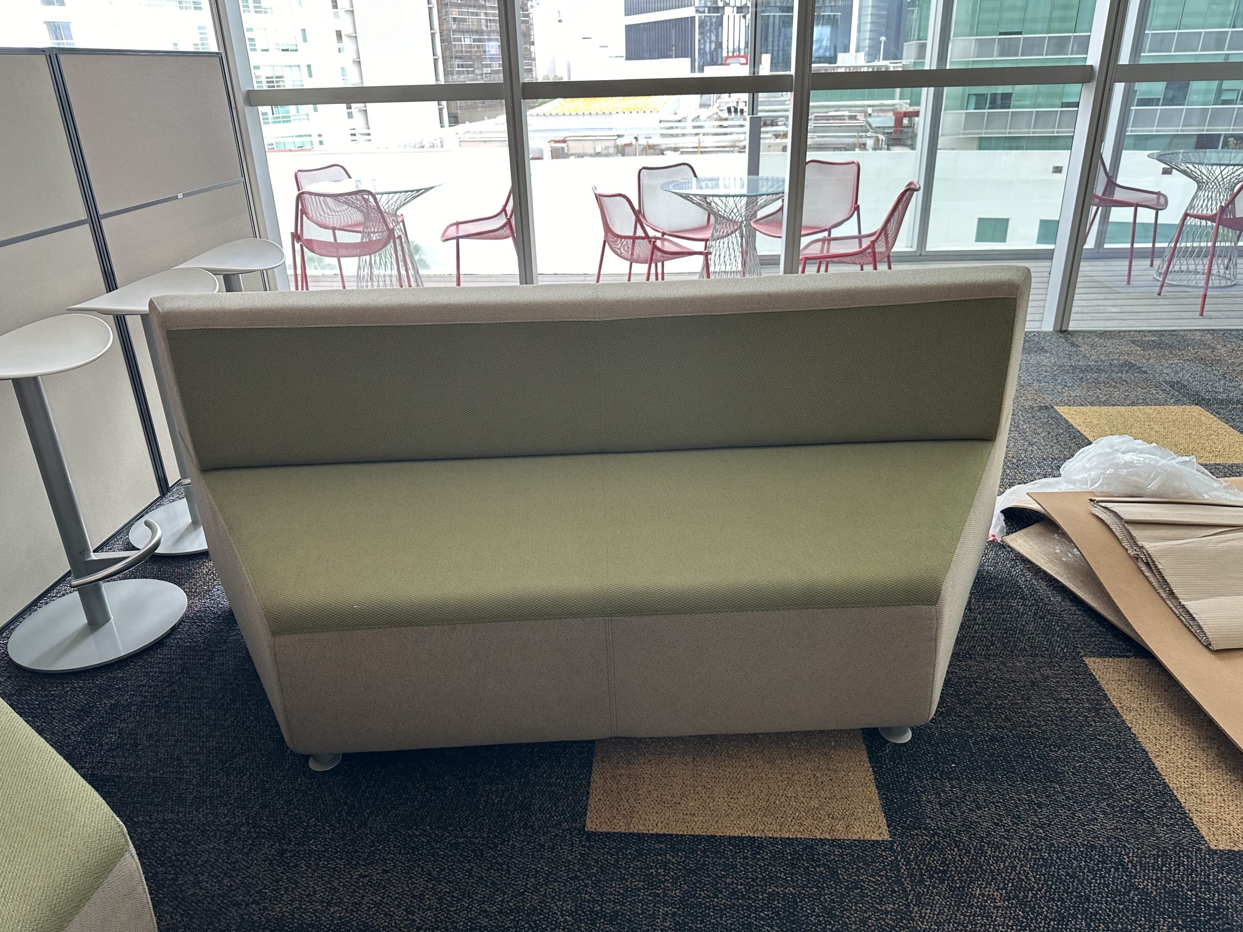Lote 018 - Sillón de 3 plazas en tela color verde y gris - Imagen 6