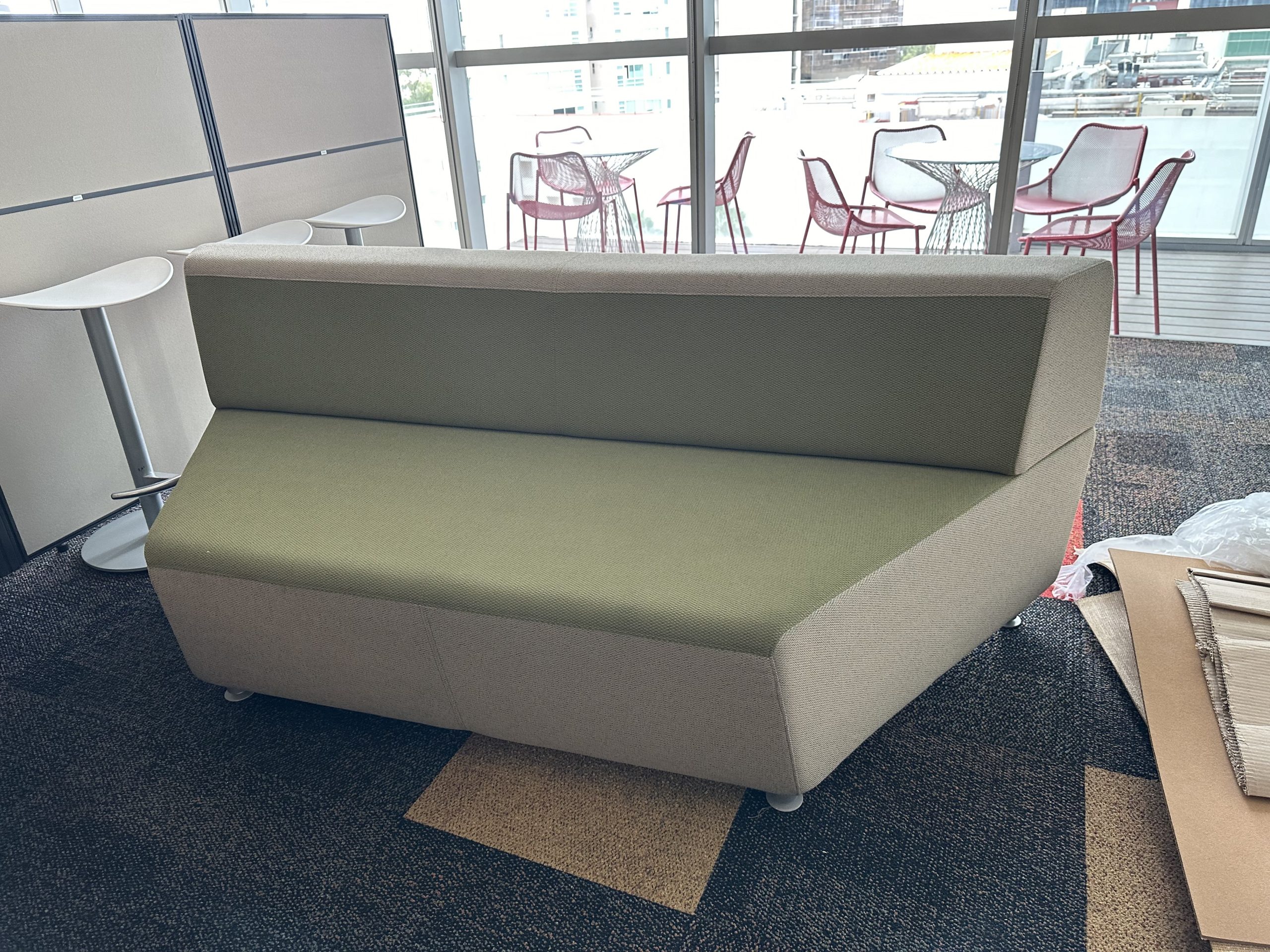 Lote 018 - Sillón de 3 plazas en tela color verde y gris - Imagen 7