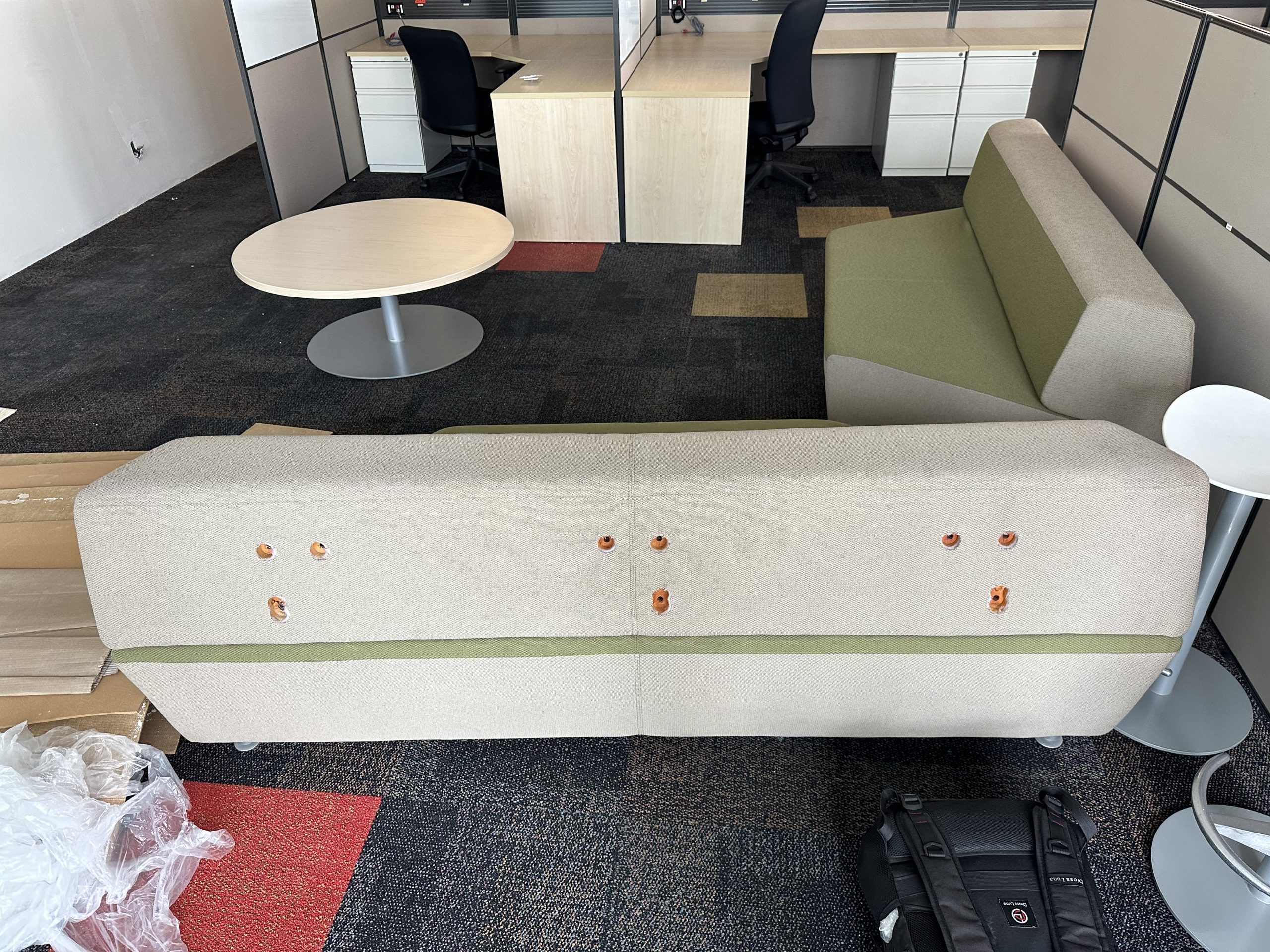 Lote 018 - Sillón de 3 plazas en tela color verde y gris - Imagen 9