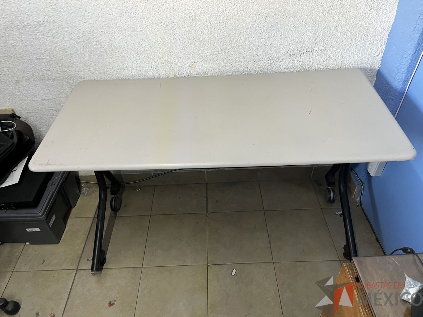 Lote 027 - 2 Mesas plegables con ruedas y Silla de visita con 4 patas