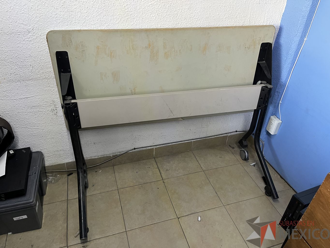 Lote 027 - 2 Mesas plegables con ruedas y Silla de visita con 4 patas - Imagen 2