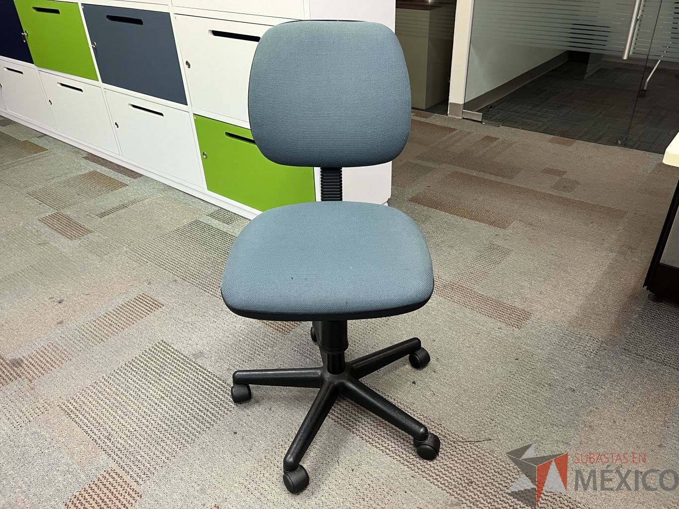Lote 028 - 2 Sillas secretariales con asiento en tela color azul