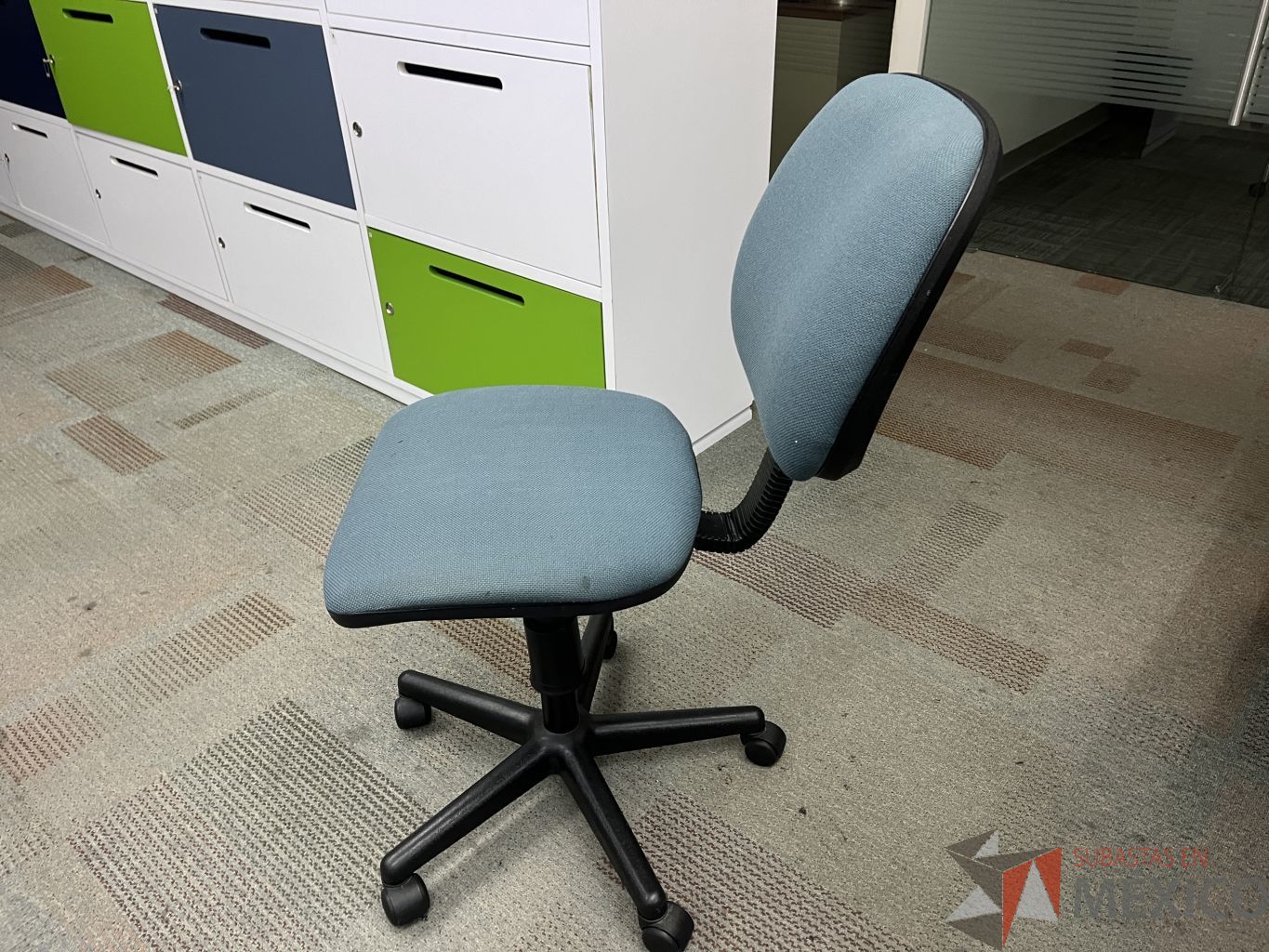 Lote 028 - 2 Sillas secretariales con asiento en tela color azul - Imagen 2