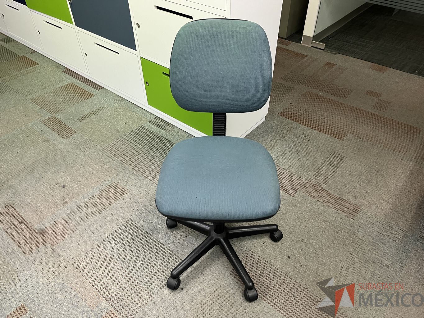 Lote 028 - 2 Sillas secretariales con asiento en tela color azul - Imagen 4