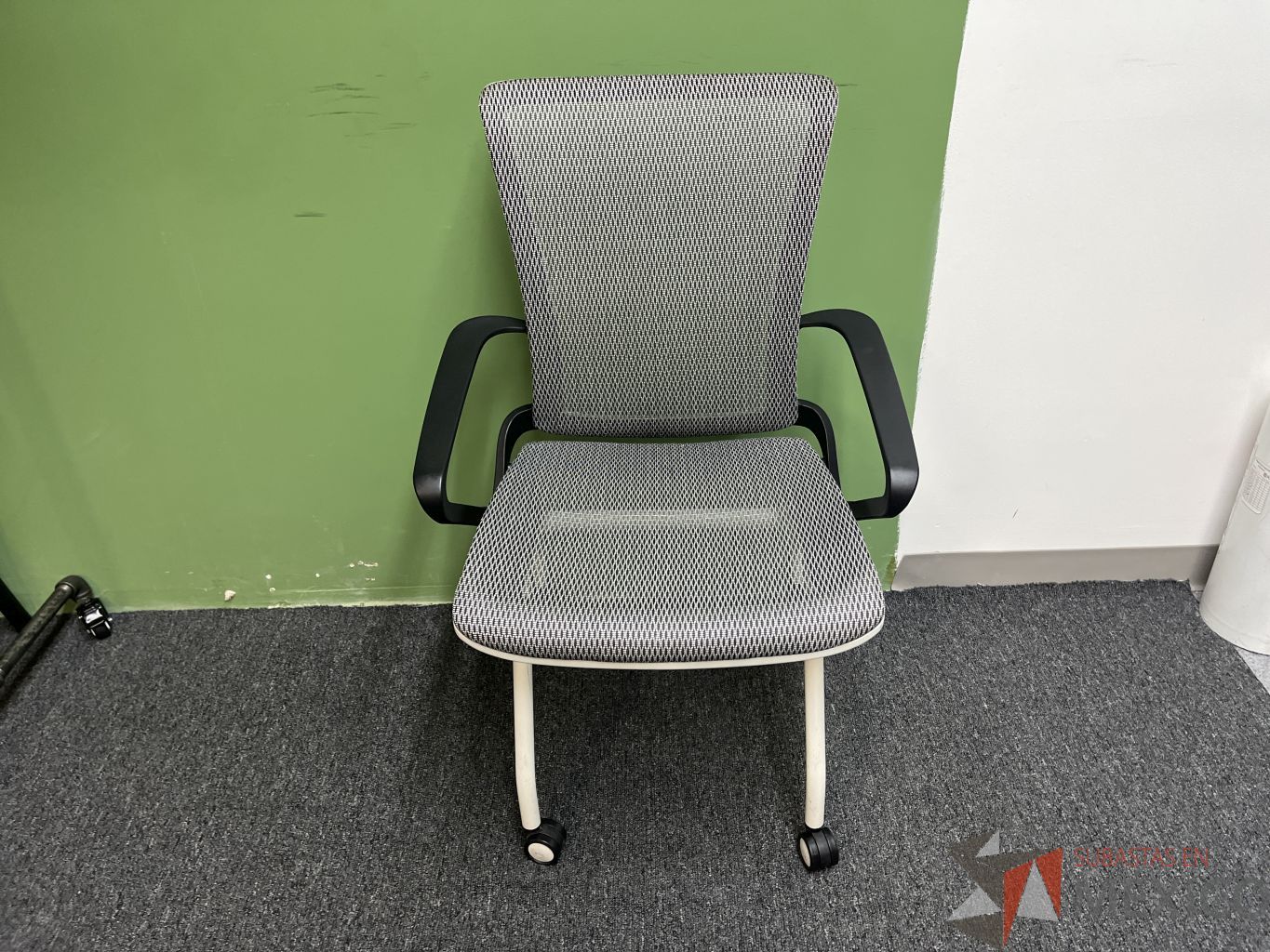 Lote 011 - 2 Sillas operativas plegables con ruedas y respaldo en malla color gris - Imagen 2