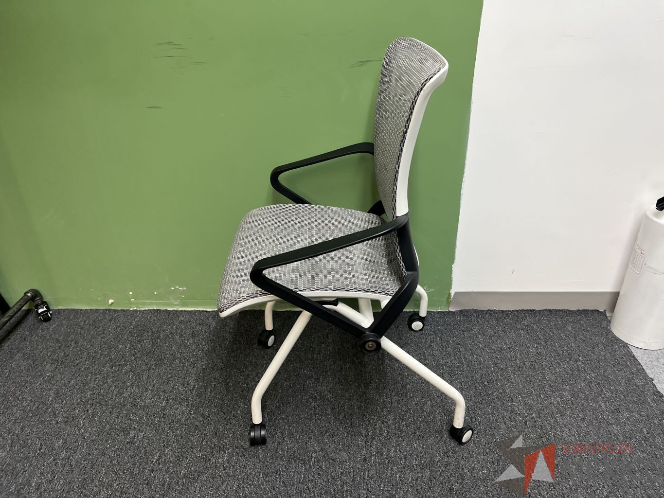 Lote 011 - 2 Sillas operativas plegables con ruedas y respaldo en malla color gris - Imagen 3