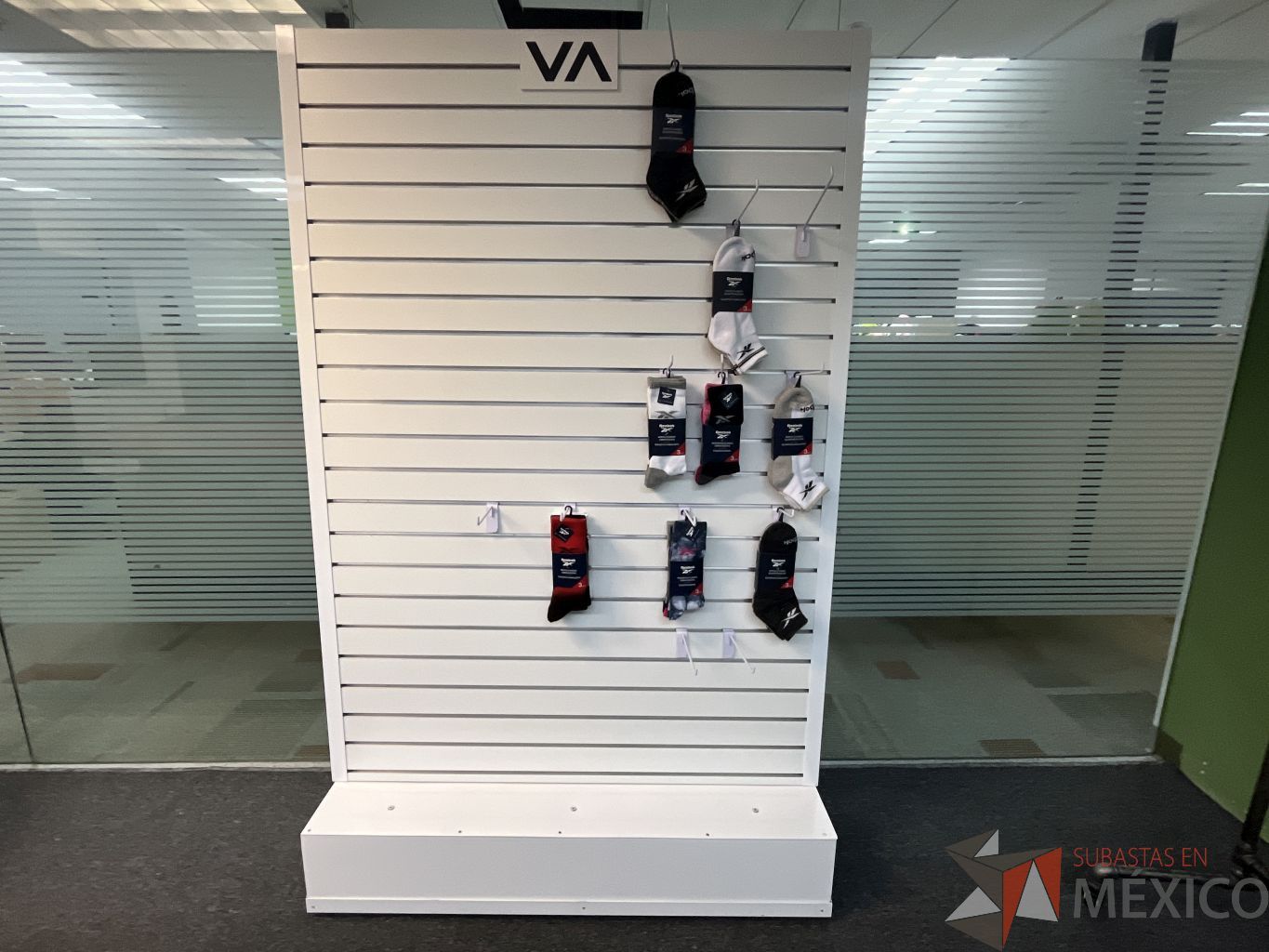 Lote 032 - Rack con panel para colgar producto