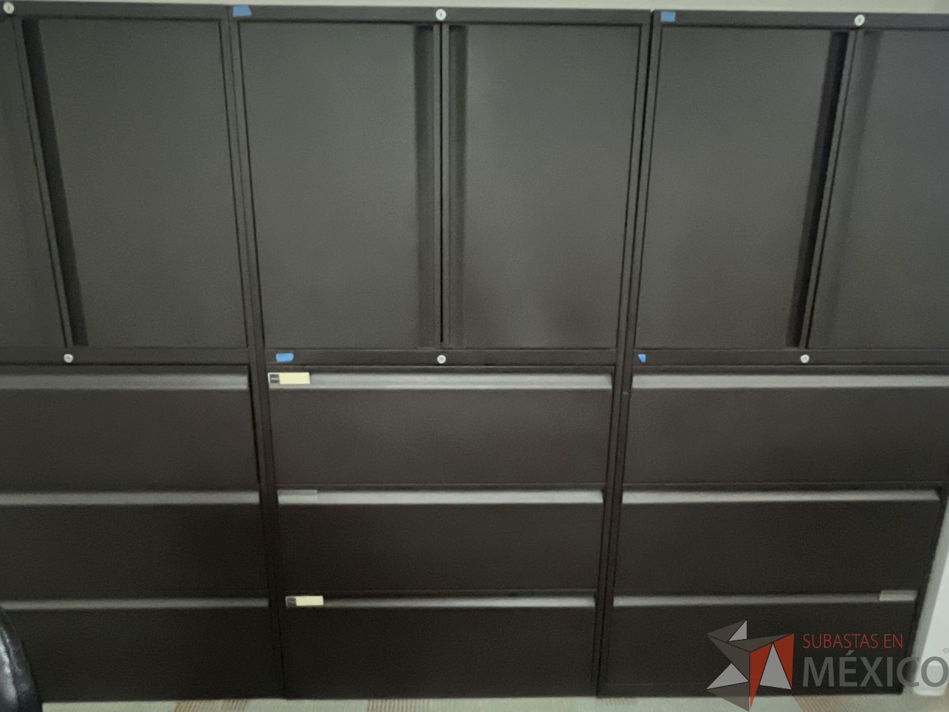 Lote 070 - Gabinete alto con 2 puertas y 3 cajones color café - Imagen 4