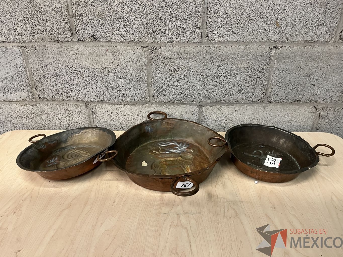 Lote 211 - 3 Sartenes de 2 orejas metálicos con detalles de deterioro