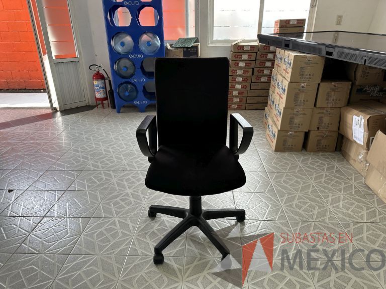 Lote 018 - Silla operativa con ruedas, descansabrazos, asiento y respaldo en tela color negro