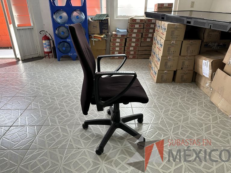 Lote 018 - Silla operativa con ruedas, descansabrazos, asiento y respaldo en tela color negro - Imagen 4