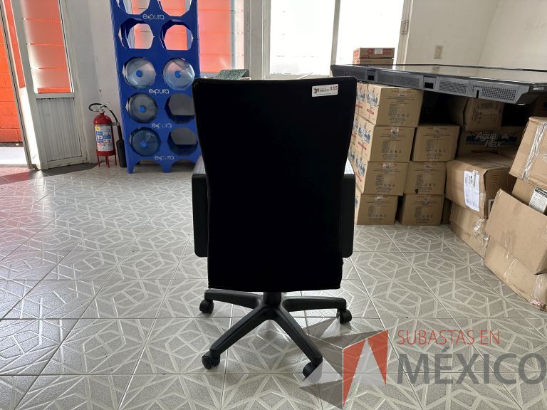 Lote 018 - Silla operativa con ruedas, descansabrazos, asiento y respaldo en tela color negro - Imagen 3