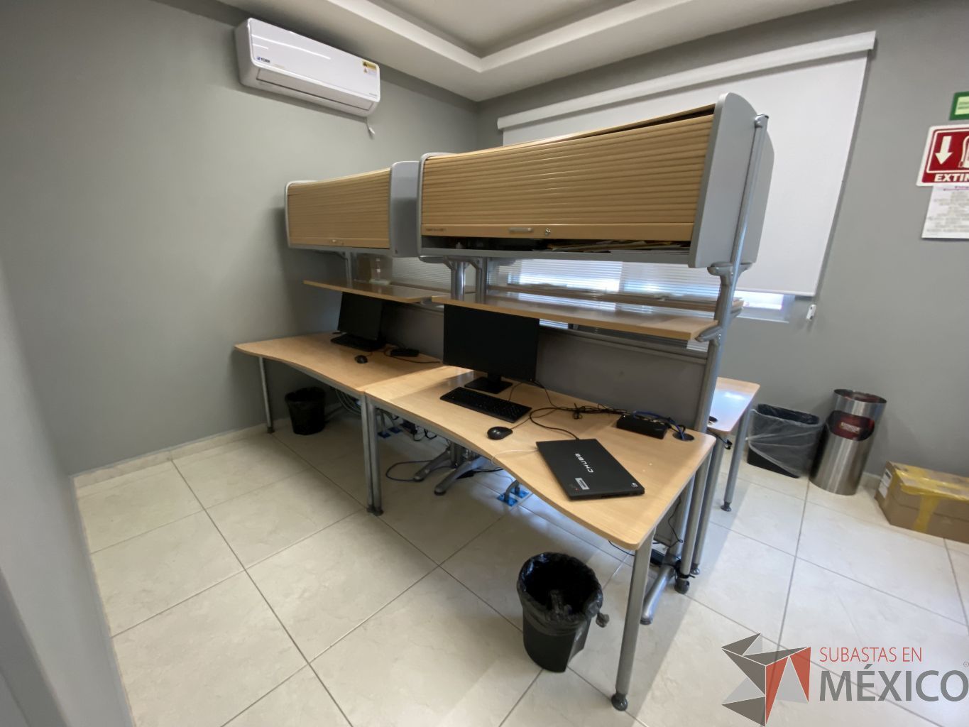 Lote 001 - Estación de trabajo para 4 personas con un gabinete superior y entrepaño - Imagen 10