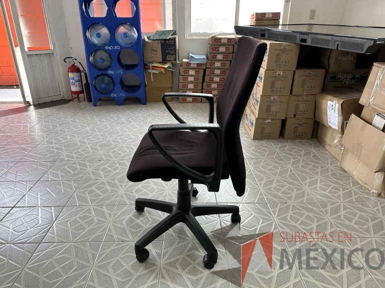 Lote 018 - Silla operativa con ruedas, descansabrazos, asiento y respaldo en tela color negro - Imagen 2