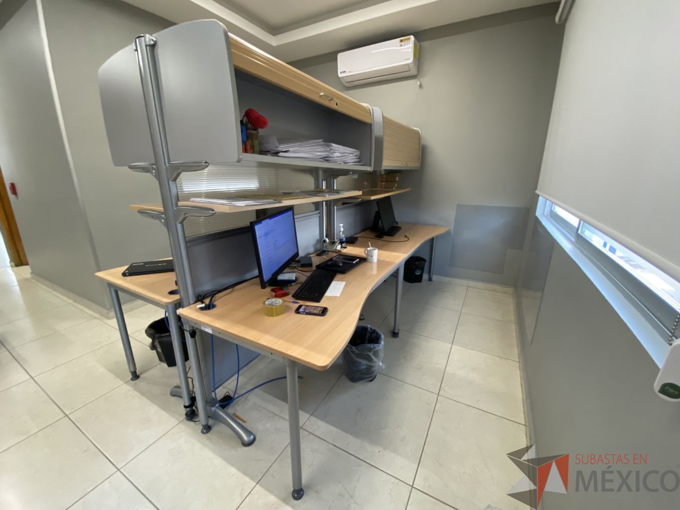 Lote 001 - Estación de trabajo para 4 personas con un gabinete superior y entrepaño - Imagen 9