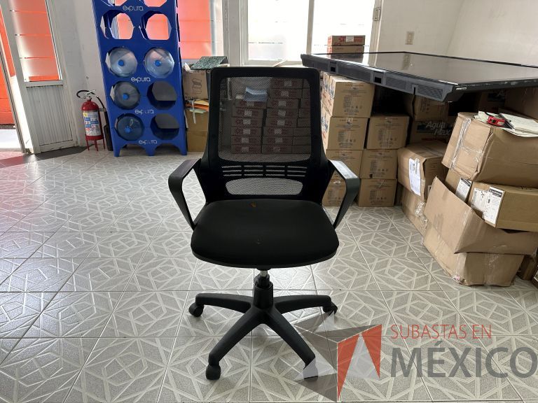 Lote 002 - Silla operativa con ruedas, descansabrazos, respaldo en malla y asiento en tela color negro