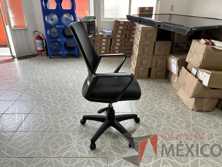 Lote 002 - Silla operativa con ruedas, descansabrazos, respaldo en malla y asiento en tela color negro - Imagen 4