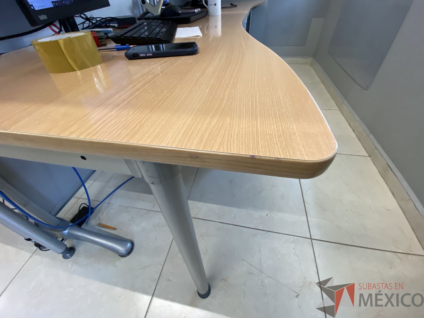 Lote 001 - Estación de trabajo para 4 personas con un gabinete superior y entrepaño - Imagen 4