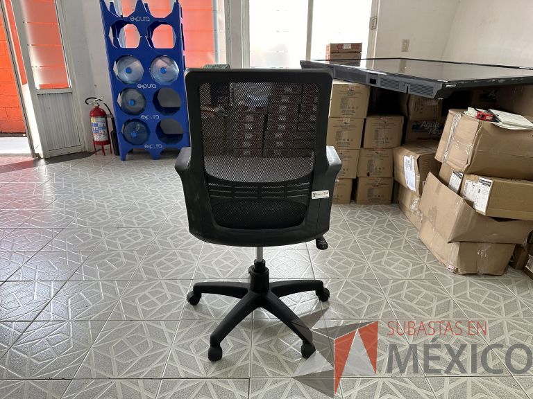 Lote 002 - Silla operativa con ruedas, descansabrazos, respaldo en malla y asiento en tela color negro - Imagen 3
