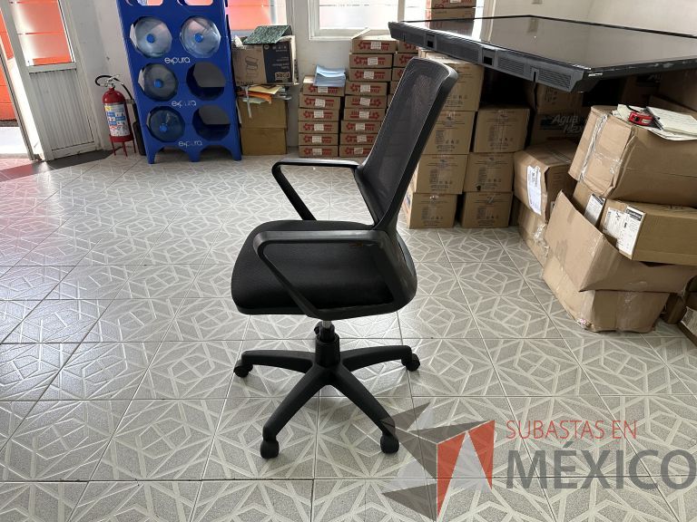 Lote 002 - Silla operativa con ruedas, descansabrazos, respaldo en malla y asiento en tela color negro - Imagen 2