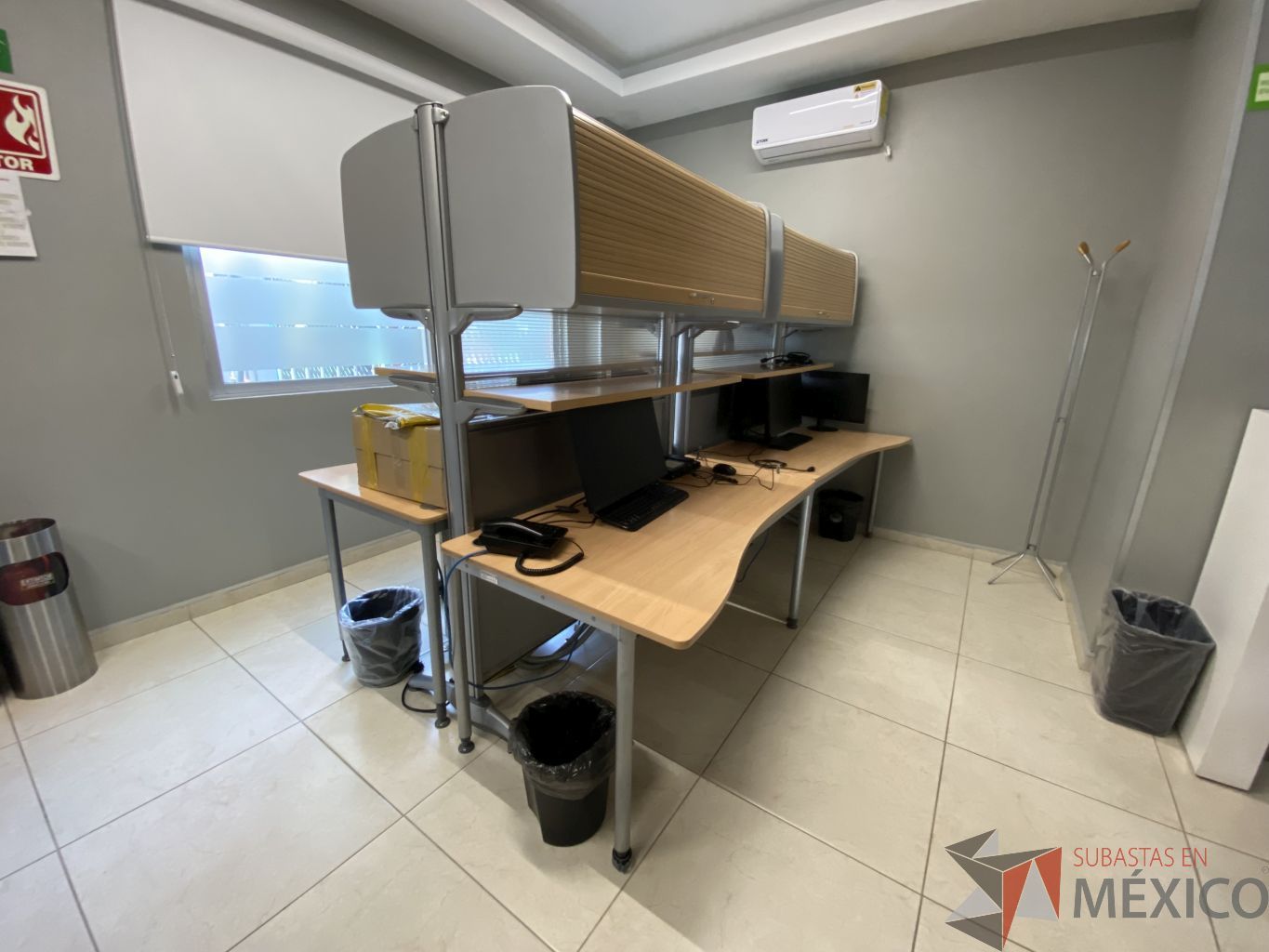 Lote 001 - Estación de trabajo para 4 personas con y entrepaño - Imagen 12