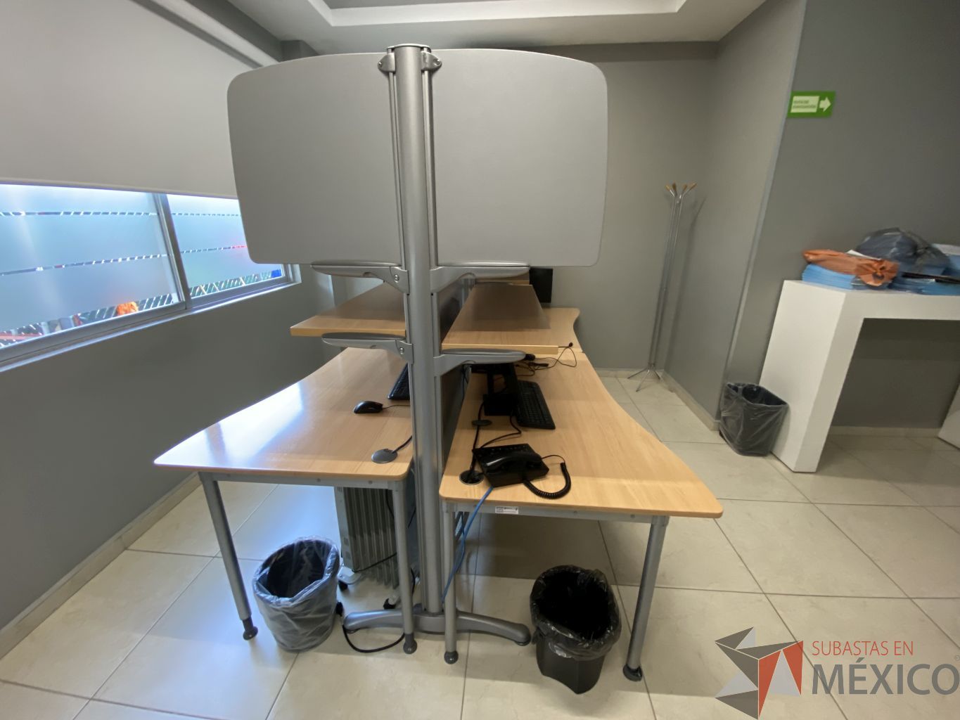Lote 001 - Estación de trabajo para 4 personas con y entrepaño - Imagen 7