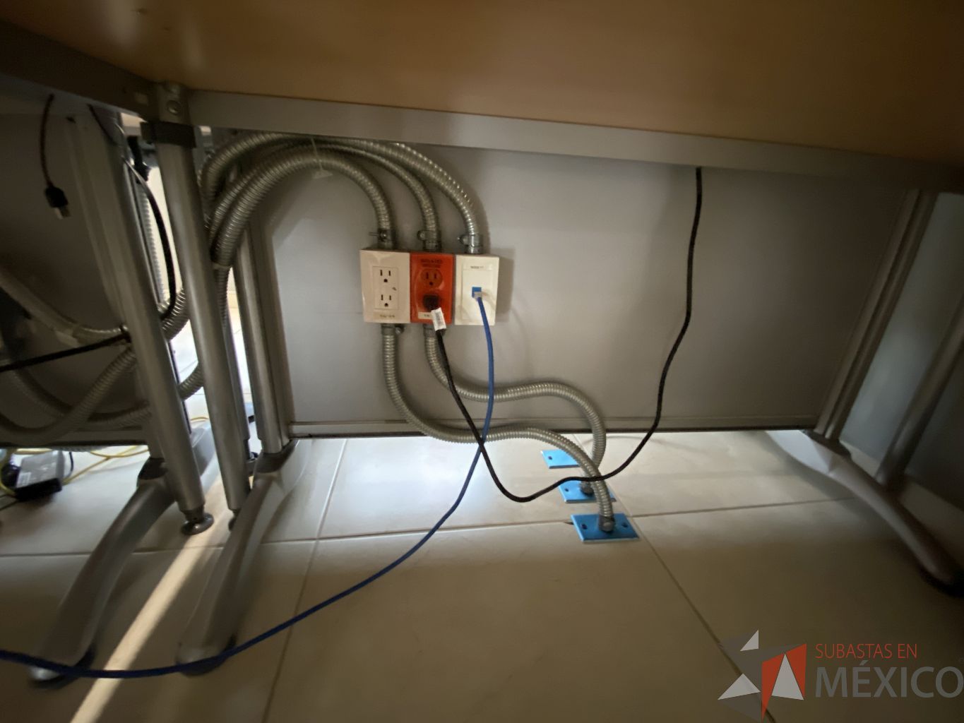 Lote 001 - Estación de trabajo para 4 personas con y entrepaño - Imagen 5