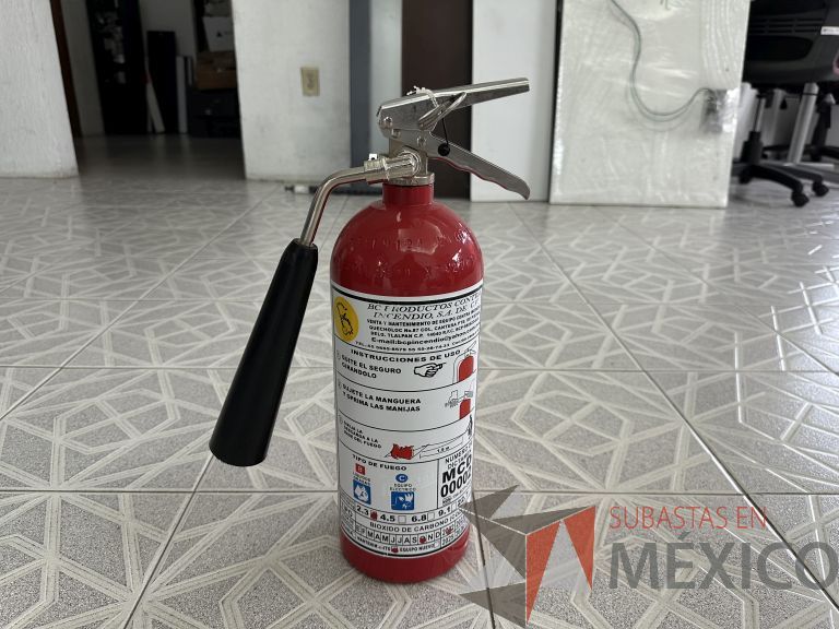Lote 005 - 13 Extintores de 2.3 kg de Co2 con bote metálico con tapa