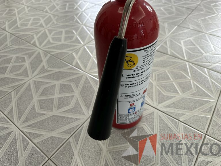 Lote 005 - 13 Extintores de 2.3 kg de Co2 con bote metálico con tapa - Imagen 11