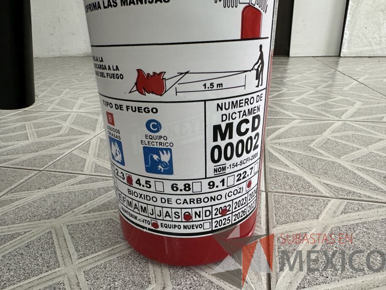 Lote 005 - 13 Extintores de 2.3 kg de Co2 con bote metálico con tapa - Imagen 9