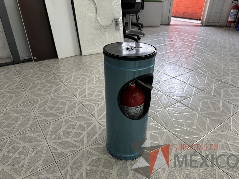 Lote 005 - 13 Extintores de 2.3 kg de Co2 con bote metálico con tapa - Imagen 4