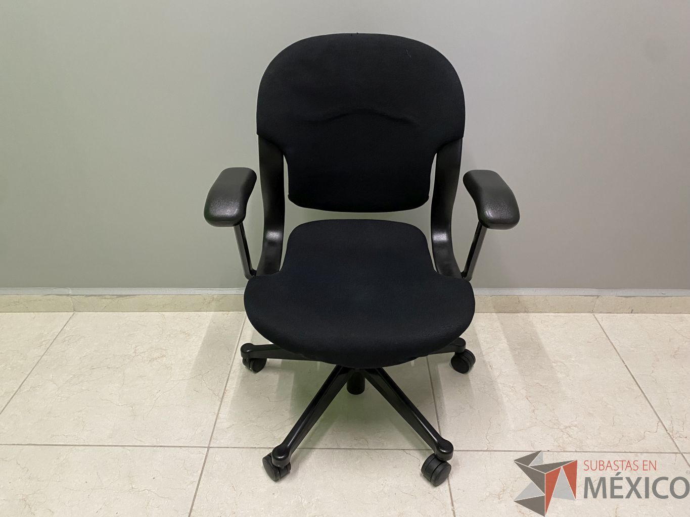 Lote 010 - Silla operativa con ruedas, descansa brazos, respaldo y asiento en tela
