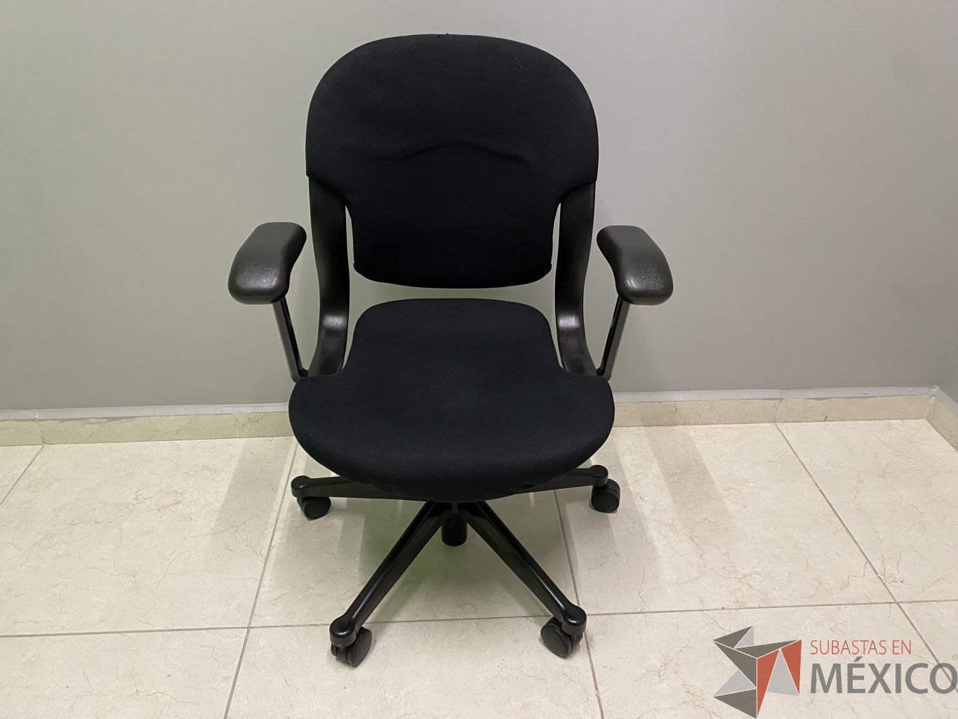 Lote 010 - Silla operativa con ruedas, descansa brazos, respaldo y asiento en tela - Imagen 11