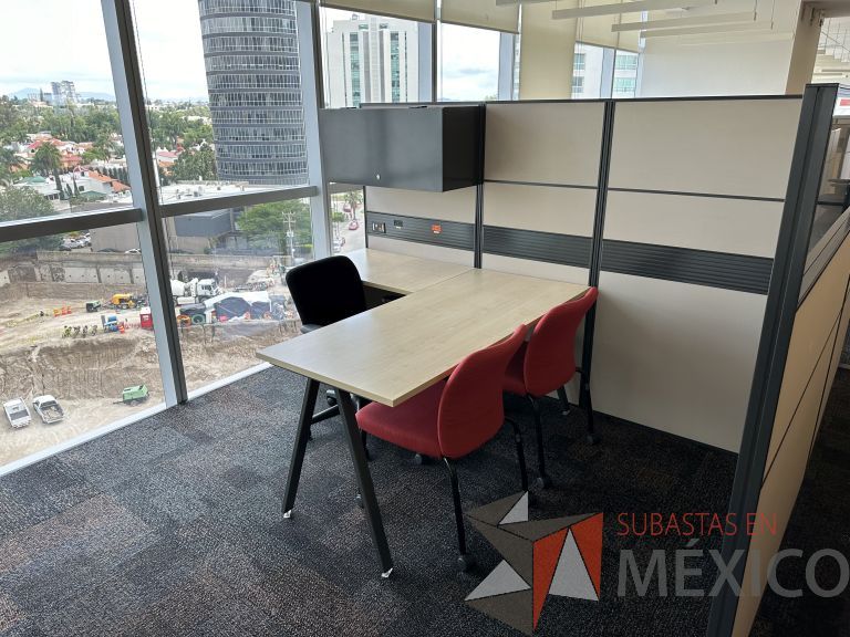 Lote 009 - Estación de trabajo para 2 personas con 2 gabinetes de 1 puerta y 2 archiveros de pedestal de 3 cajones - Imagen 8