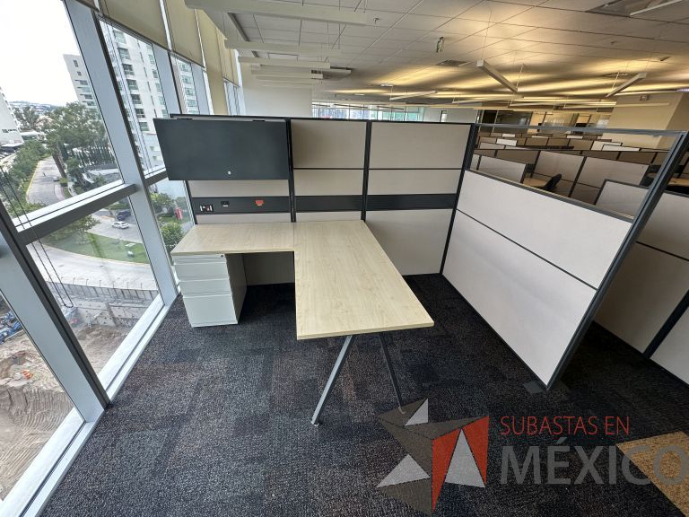 Lote 009 - Estación de trabajo para 2 personas con 2 gabinetes de 1 puerta y 2 archiveros de pedestal de 3 cajones - Imagen 7