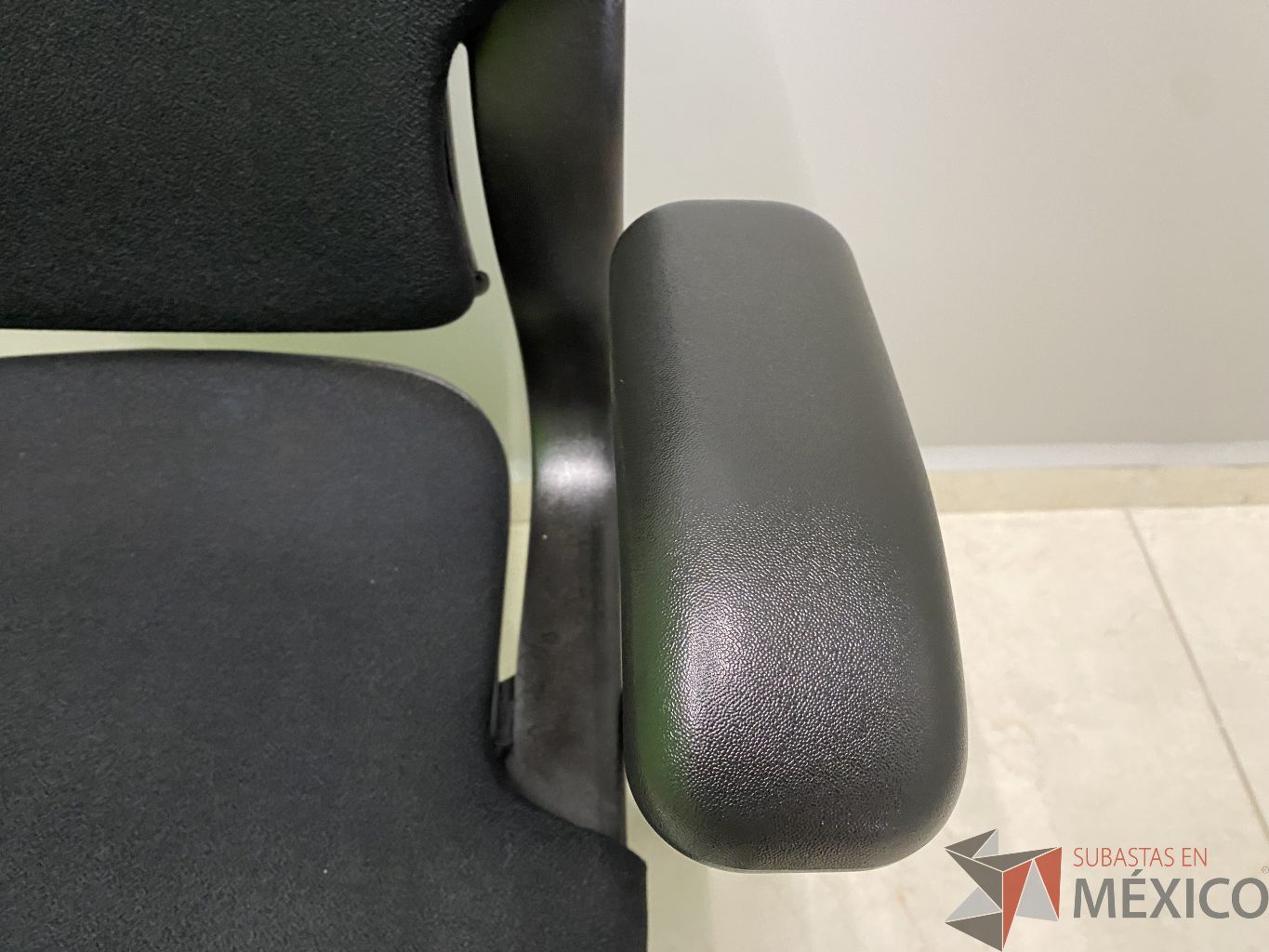 Lote 010 - Silla operativa con ruedas, descansa brazos, respaldo y asiento en tela - Imagen 9