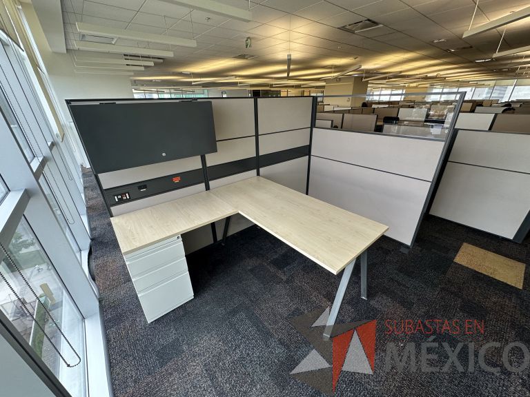 Lote 009 - Estación de trabajo para 2 personas con 2 gabinetes de 1 puerta y 2 archiveros de pedestal de 3 cajones - Imagen 6