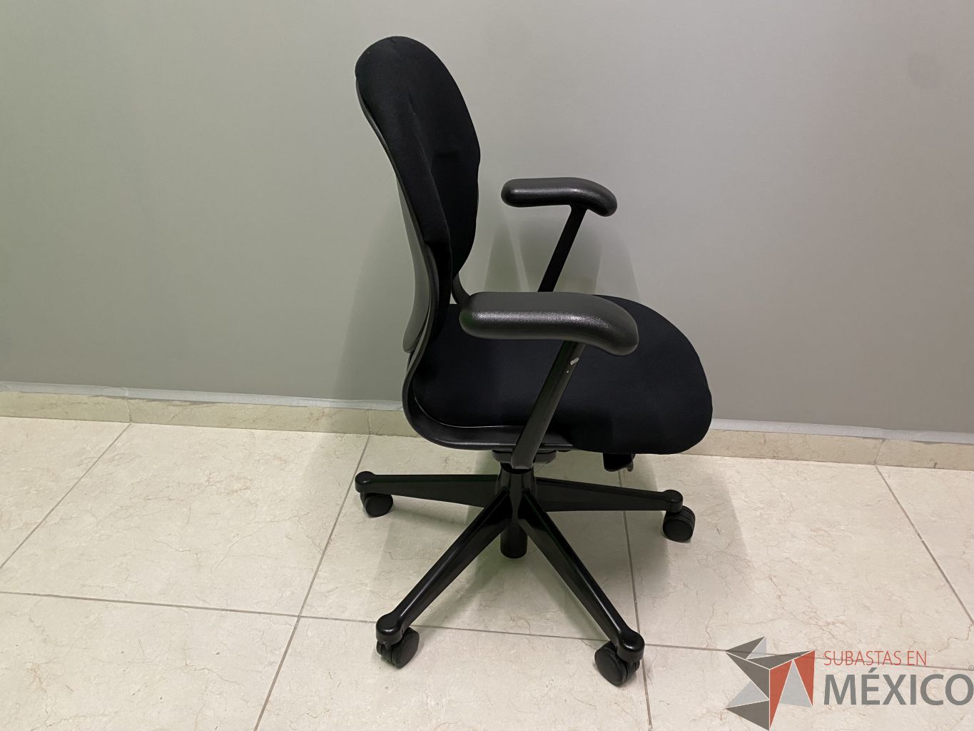Lote 010 - Silla operativa con ruedas, descansa brazos, respaldo y asiento en tela - Imagen 8