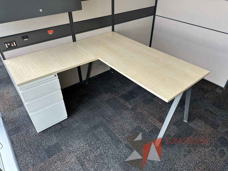 Lote 009 - Estación de trabajo para 2 personas con 2 gabinetes de 1 puerta y 2 archiveros de pedestal de 3 cajones - Imagen 5