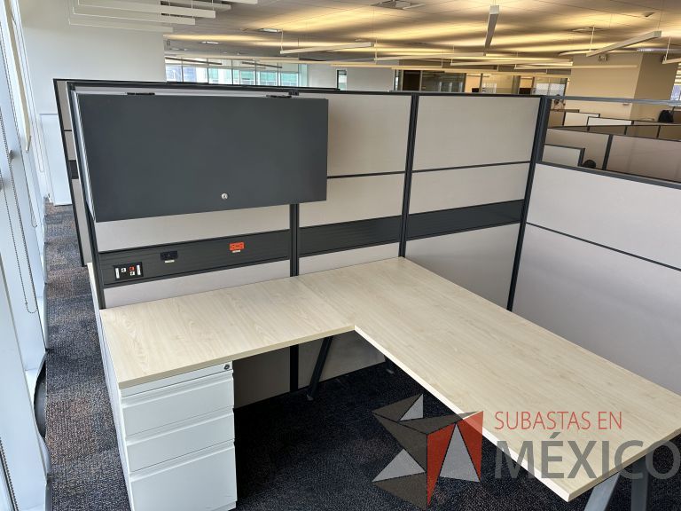 Lote 009 - Estación de trabajo para 2 personas con 2 gabinetes de 1 puerta y 2 archiveros de pedestal de 3 cajones - Imagen 4