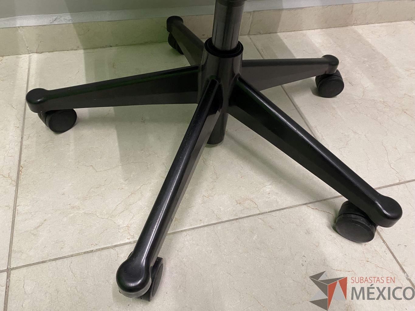 Lote 010 - Silla operativa con ruedas, descansa brazos, respaldo y asiento en tela - Imagen 7