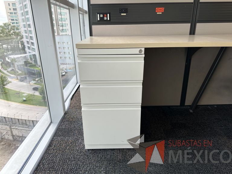 Lote 009 - Estación de trabajo para 2 personas con 2 gabinetes de 1 puerta y 2 archiveros de pedestal de 3 cajones - Imagen 3