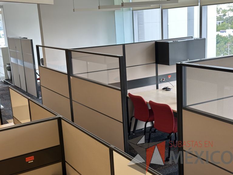 Lote 009 - Estación de trabajo para 2 personas con 2 gabinetes de 1 puerta y 2 archiveros de pedestal de 3 cajones - Imagen 2