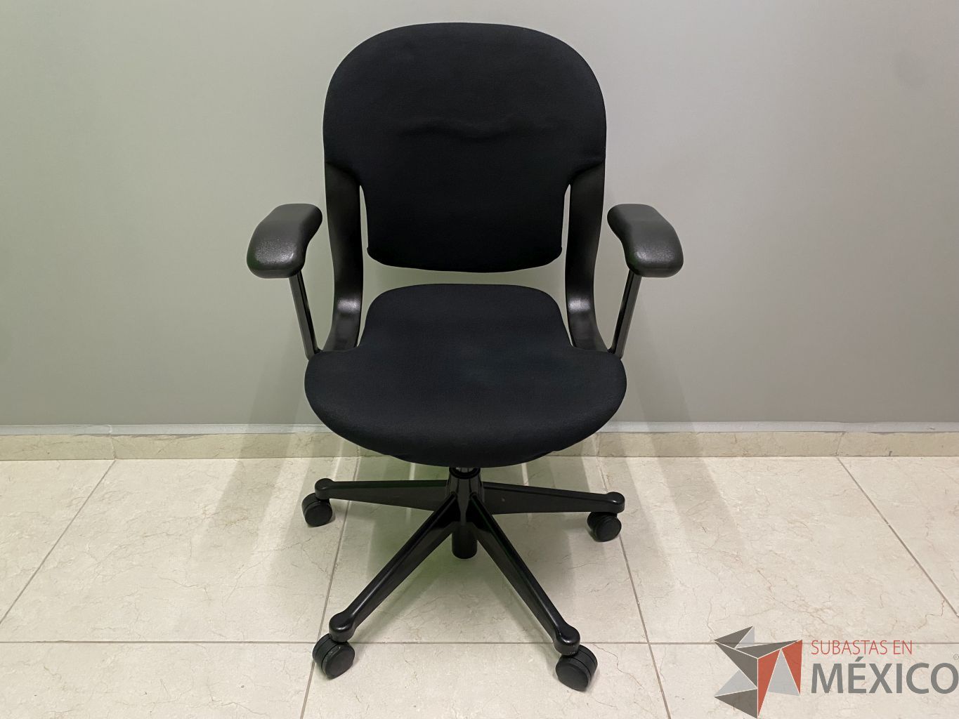 Lote 010 - Silla operativa con ruedas, descansa brazos, respaldo y asiento en tela - Imagen 5