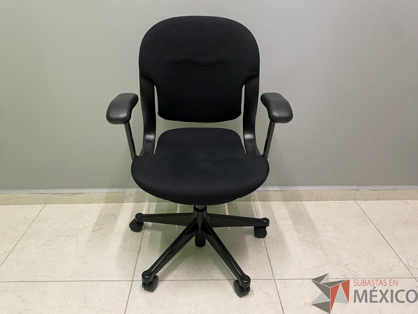 Lote 010 - Silla operativa con ruedas, descansa brazos, respaldo y asiento en tela - Imagen 4