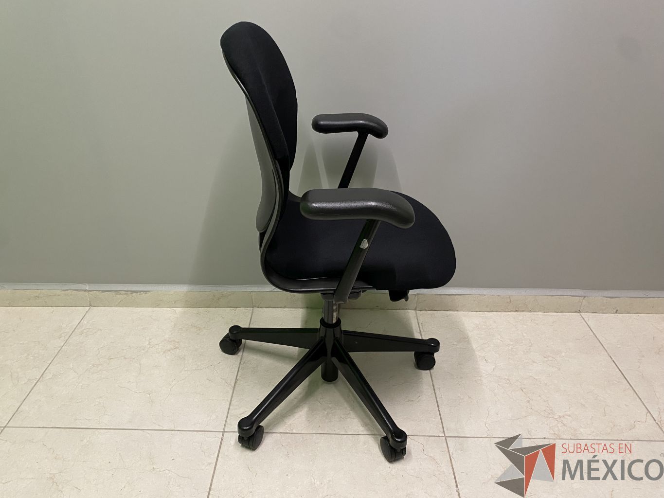 Lote 010 - Silla operativa con ruedas, descansa brazos, respaldo y asiento en tela - Imagen 3