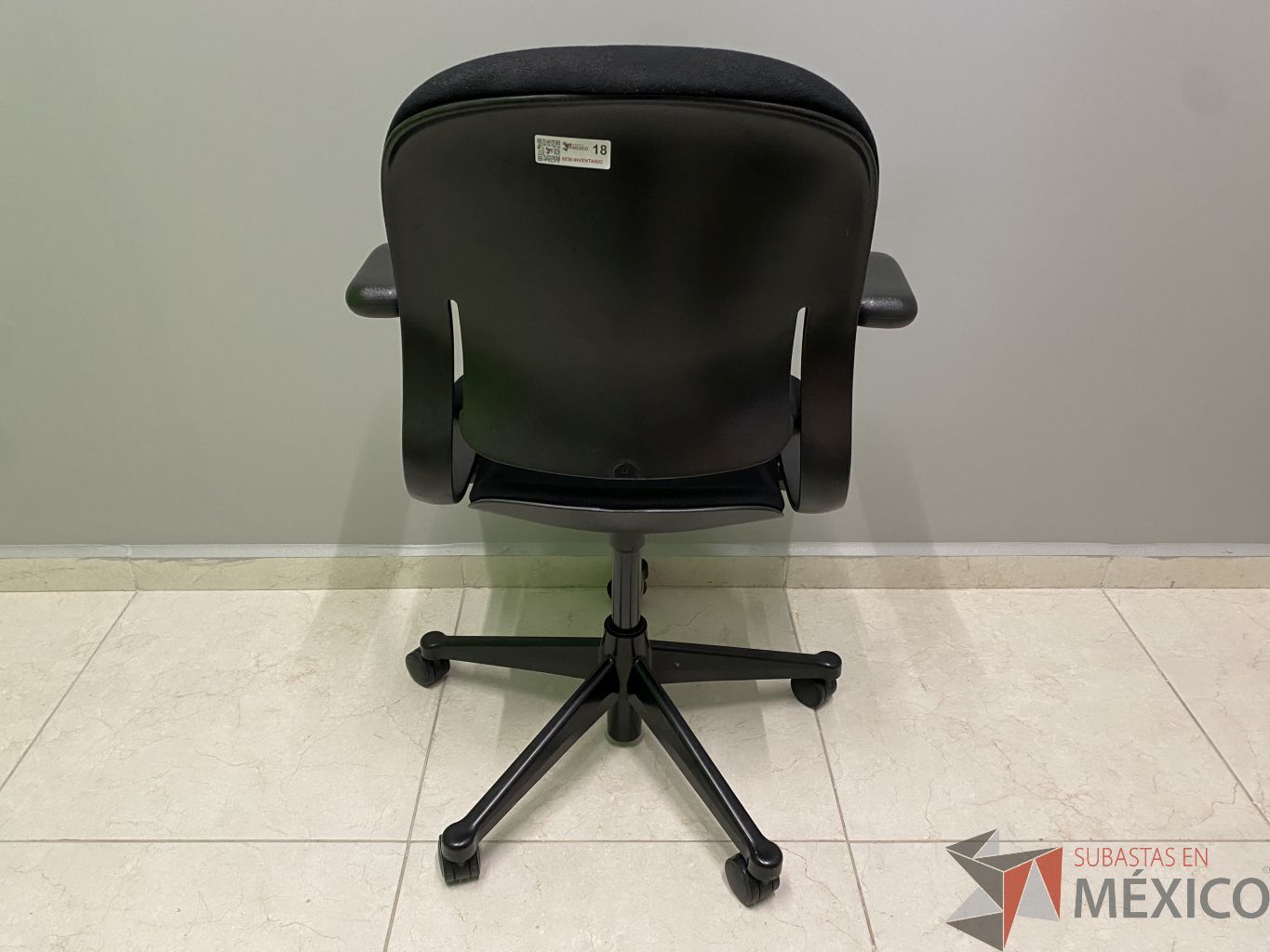 Lote 010 - Silla operativa con ruedas, descansa brazos, respaldo y asiento en tela - Imagen 2
