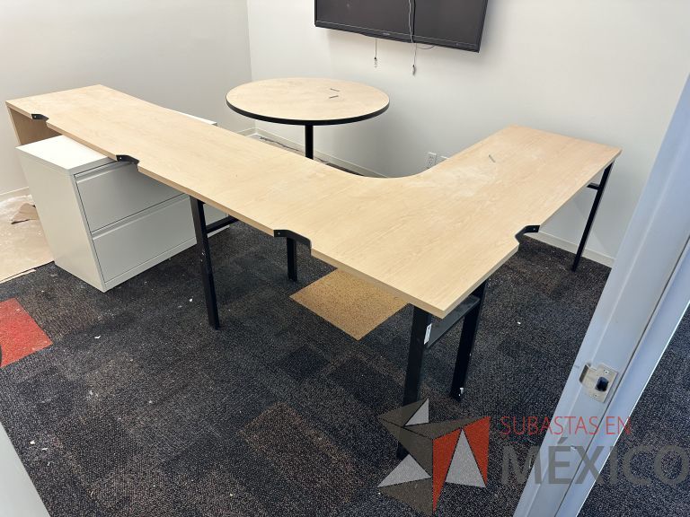 Lote 011 - Mesa de trabajo en escuadra con patas metálicas y cubiertas color madera