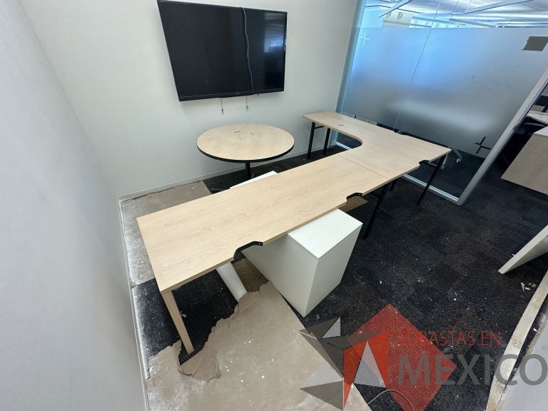 Lote 011 - Mesa de trabajo en escuadra con patas metálicas y cubiertas color madera - Imagen 2