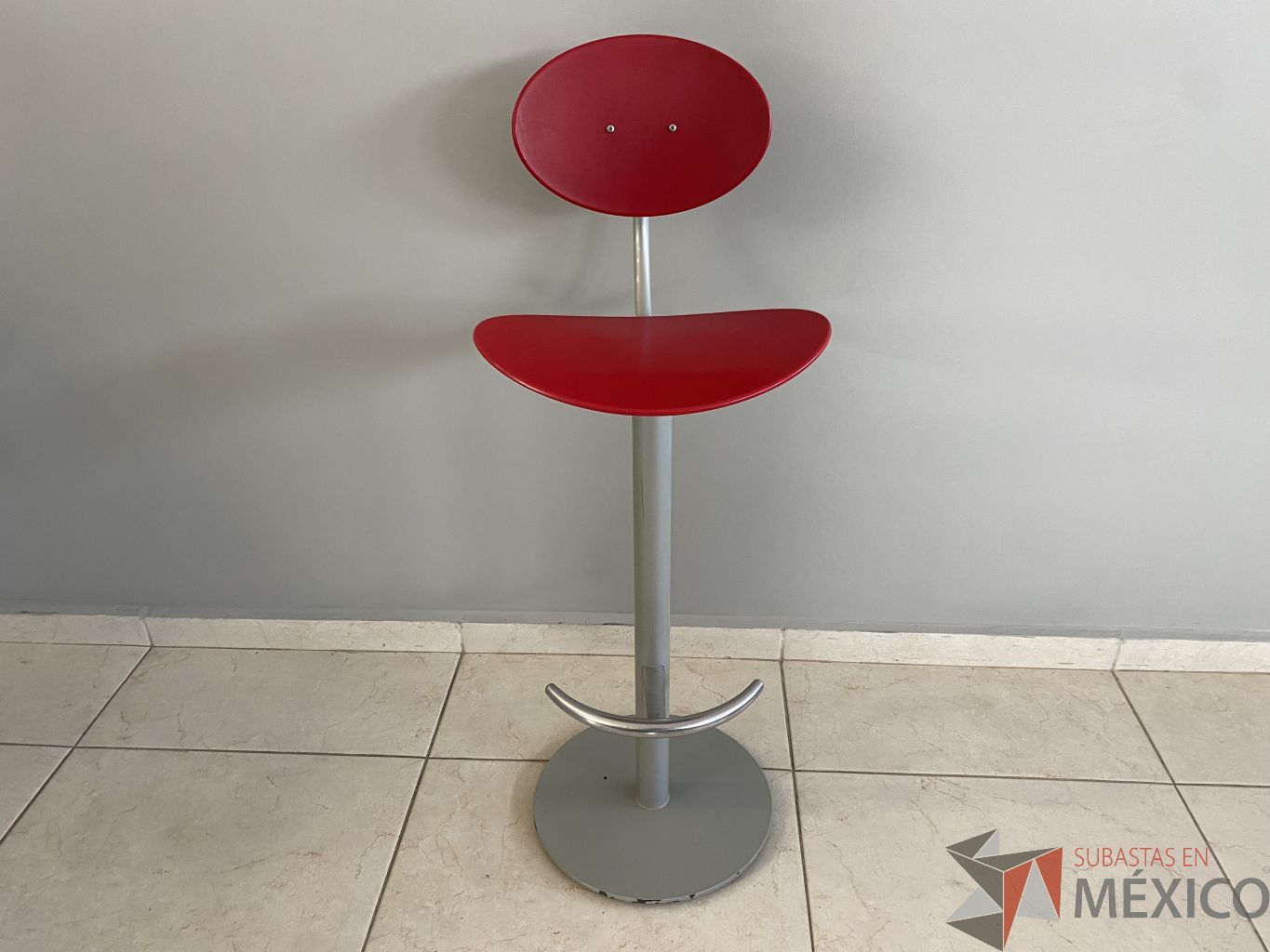 Lote 017 - Silla alta con descansa pies, asiento y resplado en platico color rojo